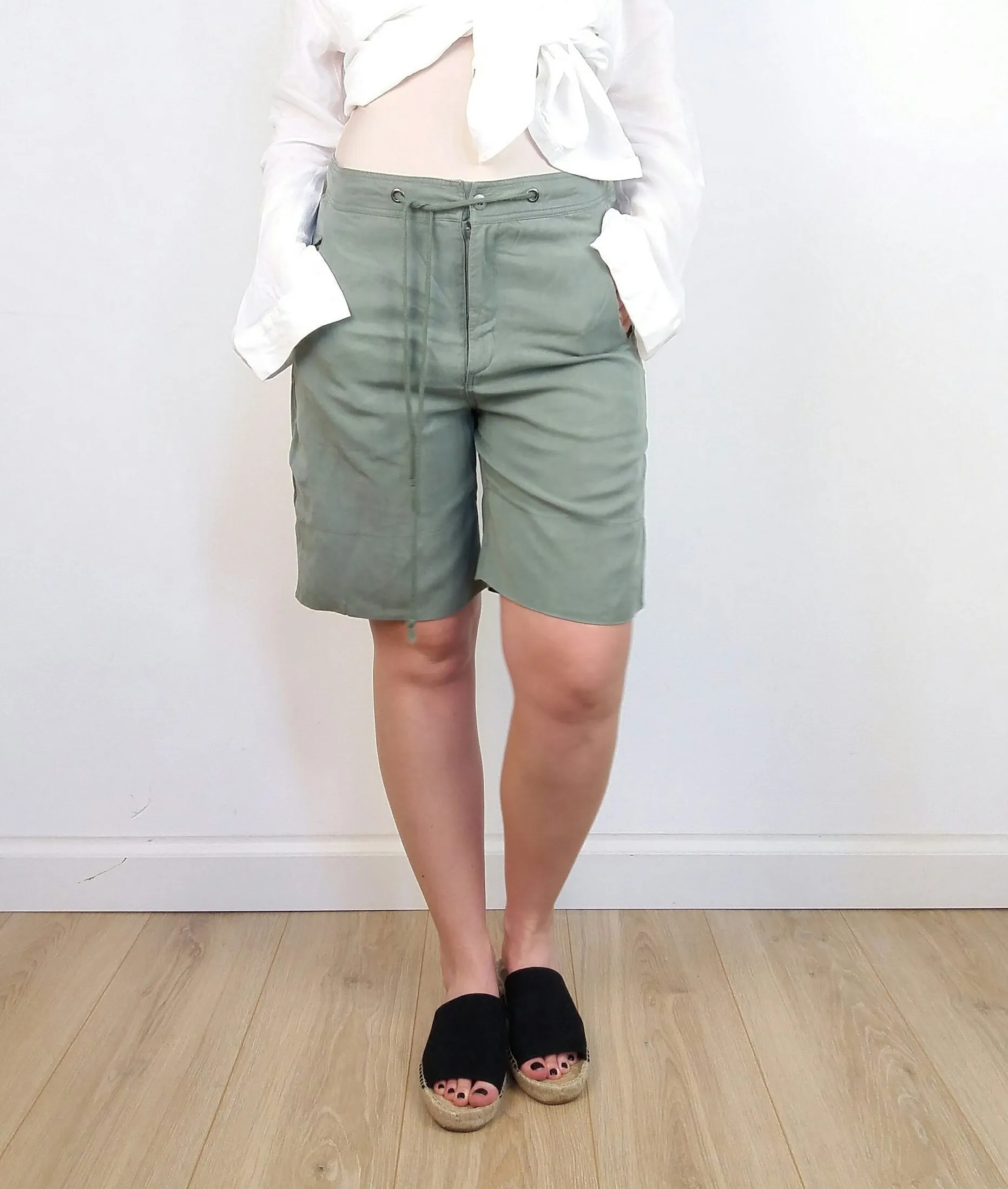 GESTUZ 90's Low-rise Olive Shorts ~ size S