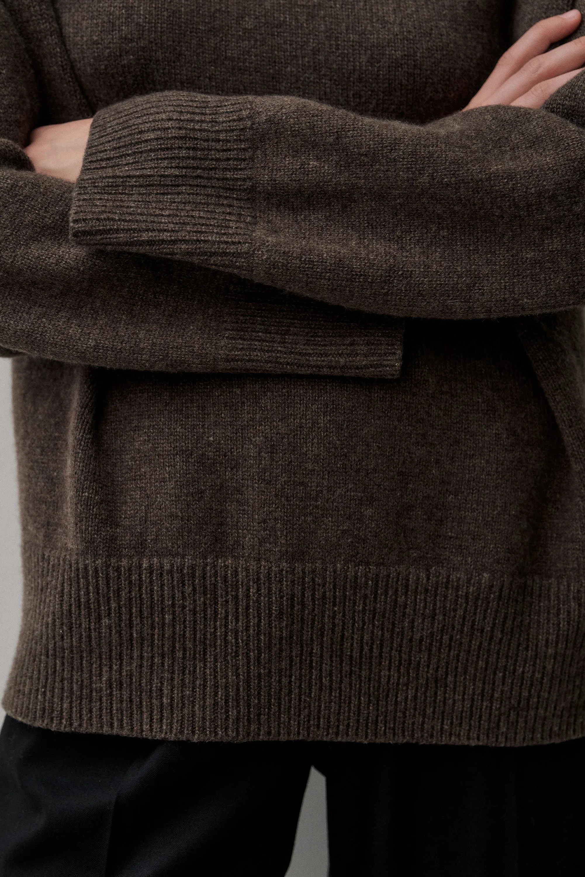 THE CLASSIC TURTLENECK - CHESTNUT BROWN